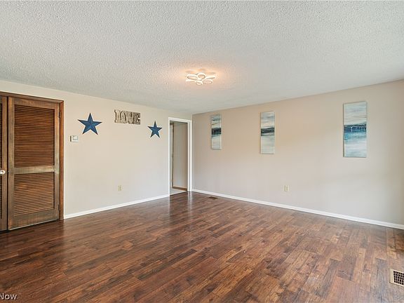 3rd image of 1738 Woodcrest Dr