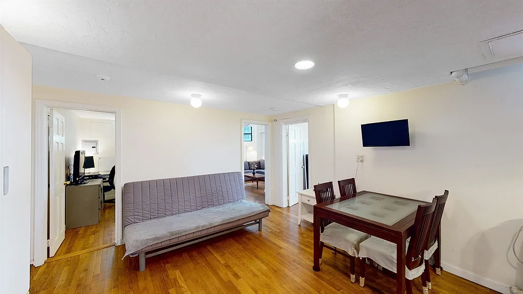 2 bed, 1.0 bath, 711 sqft, $3,050 — Photo 3