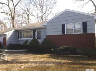 6 Tudor Rd, Shirley, NY 11967