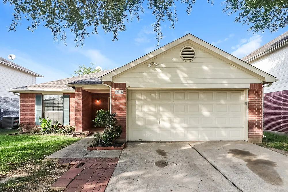 3 bed, 2.0 bath, 1644 sqft, $1,815 — Photo 1