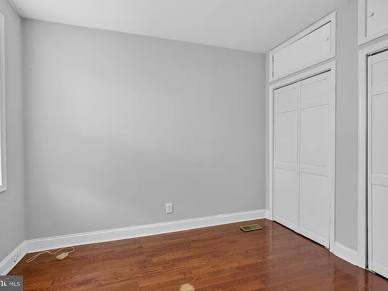 2319 E Somerset St — Photo 27