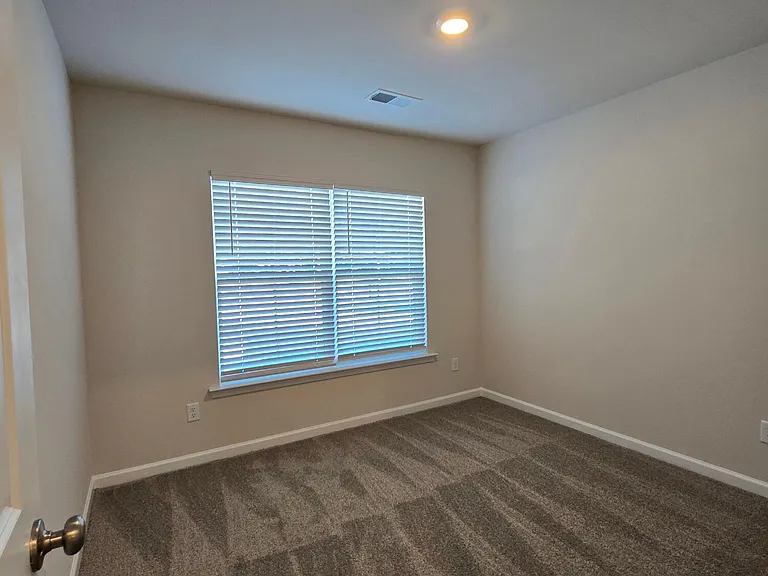 1128 Russell Ave — Photo 12