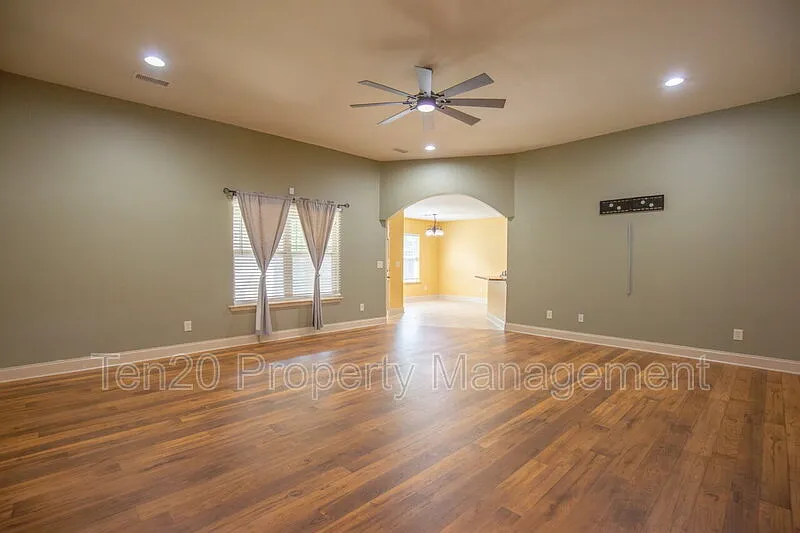 4 bed, 2.0 bath, 2400 sqft, $1,900 — Photo 2