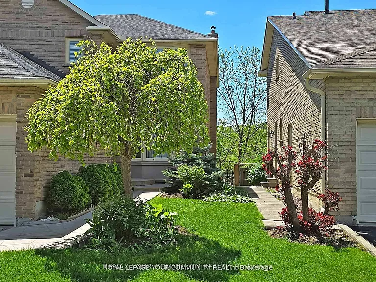 52 Eleanor Cir #LOWER — Photo 3