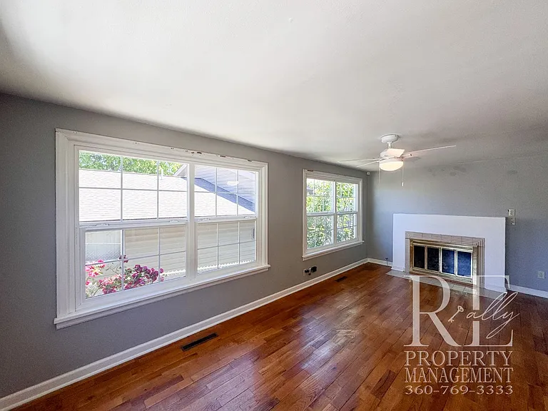 2613 E 17th St — Photo 4