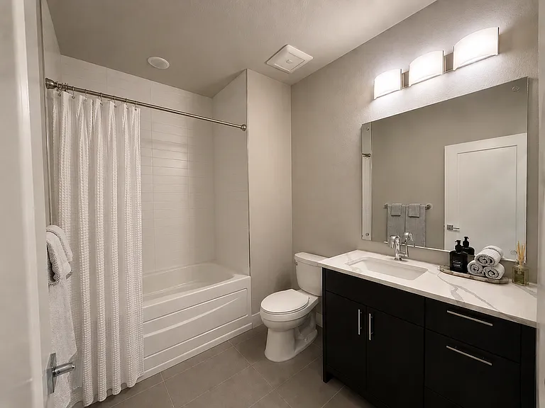 Guest bath with tub and shower combo