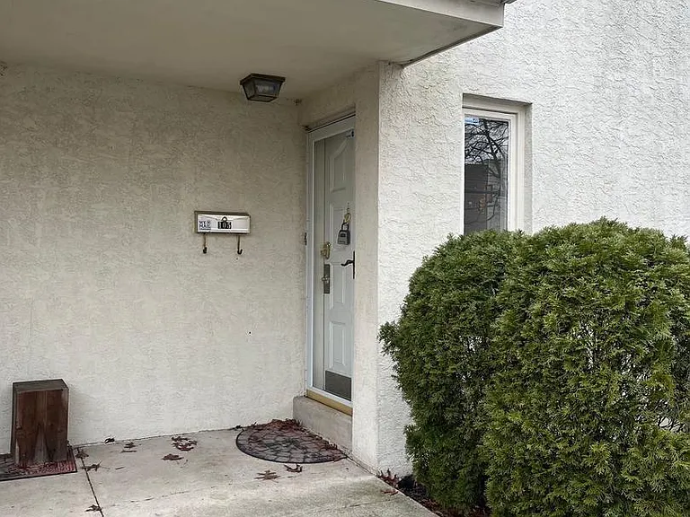 105 Montrose Ave #105 — Photo 2