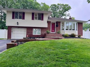 8 Alderfield Ln, Melville, NY 11747
