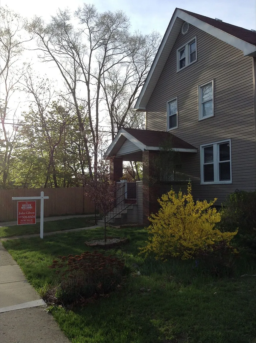 1147 W Marshall St photo 1