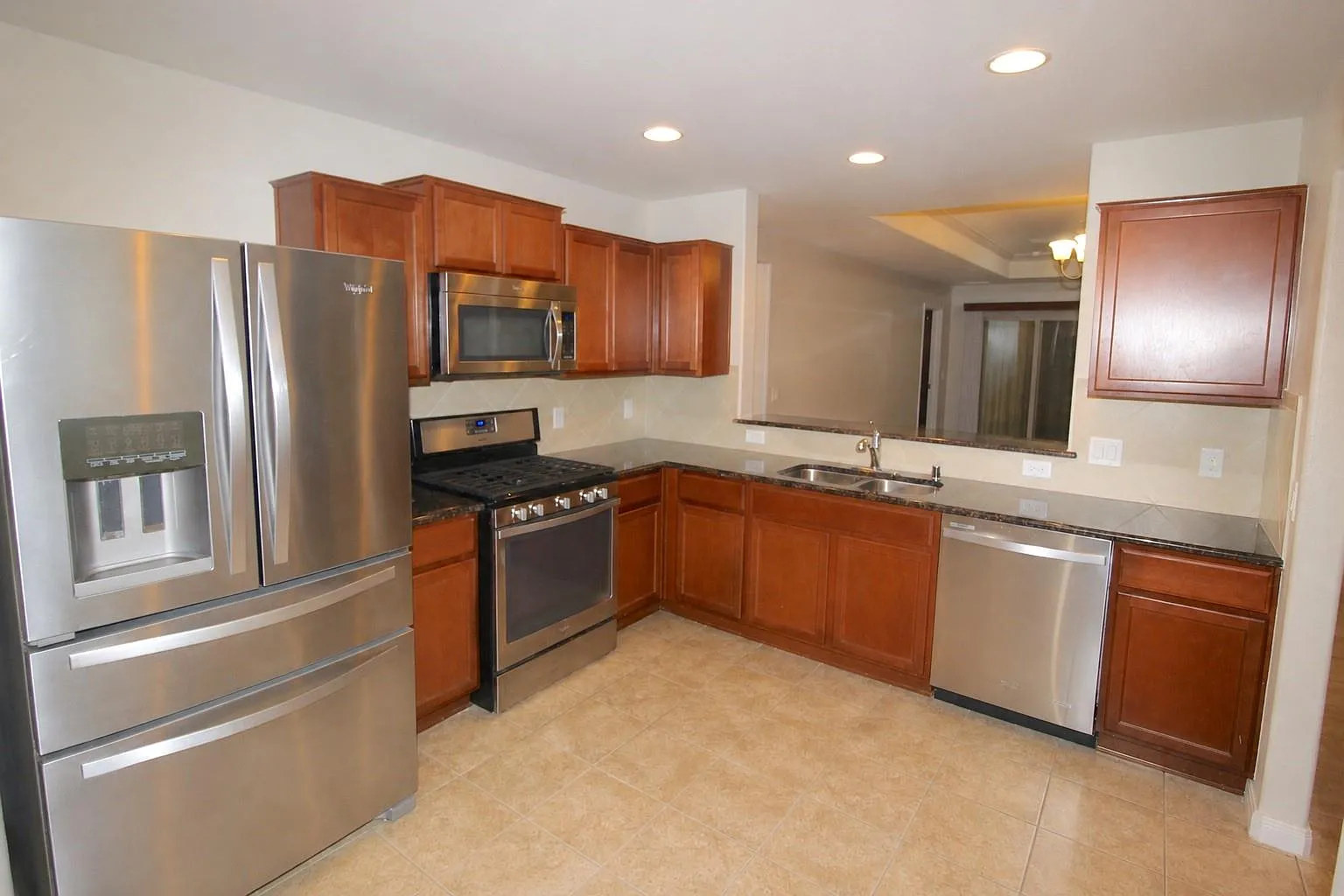 3 bed, 2.0 bath, 1463 sqft, $1,960 — Photo 2
