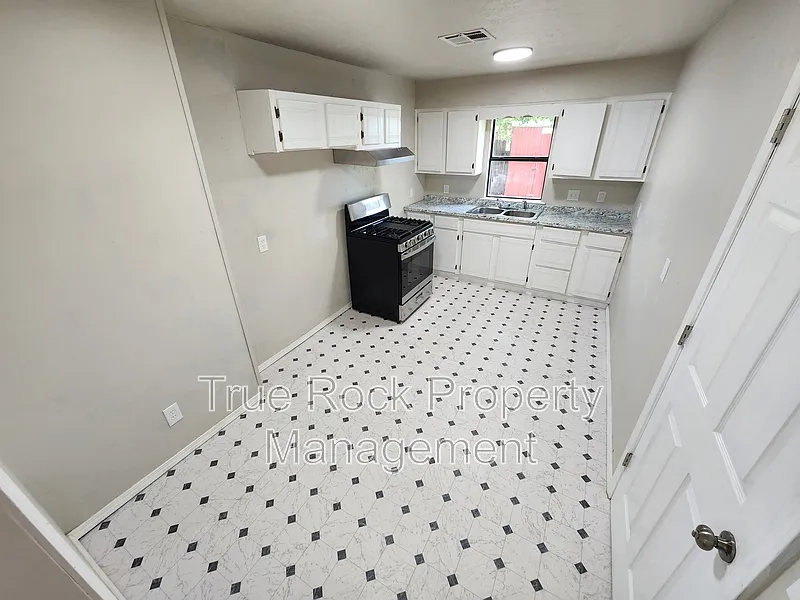 2 bed, 1.0 bath, $825 — Photo 4