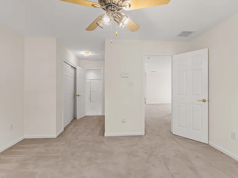 102 Burnet Cres #102 — Photo 38
