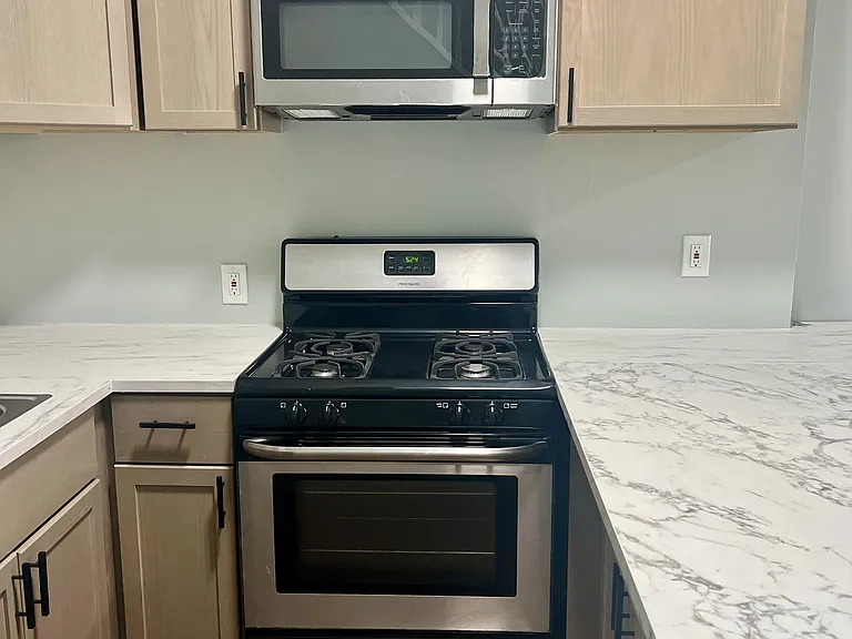 440 N Luzerne Ave — Photo 9