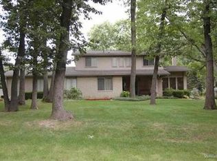 2762 S Christian Hills Dr, Rochester Hills, MI 48309