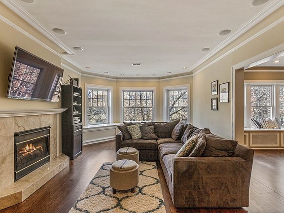 3rd image of 455 W Oakdale Ave APT 2