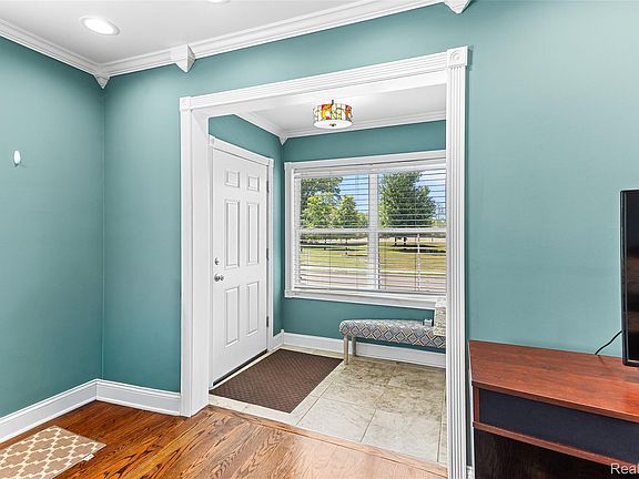 5th image of 218 W Greenlawn Ave