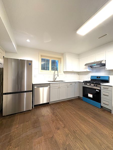 Surrey Apartment for rent - 2 Bedrooms — photo 3
