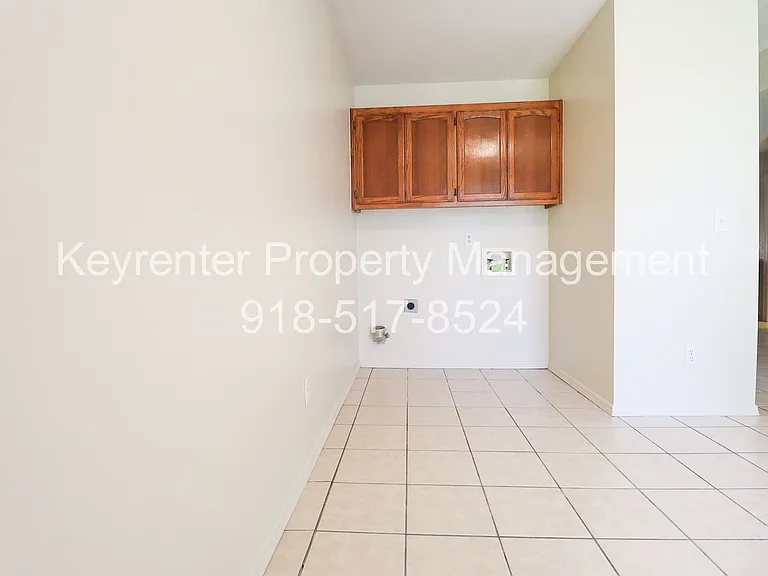 318 E Will Rogers Blvd — Photo 8