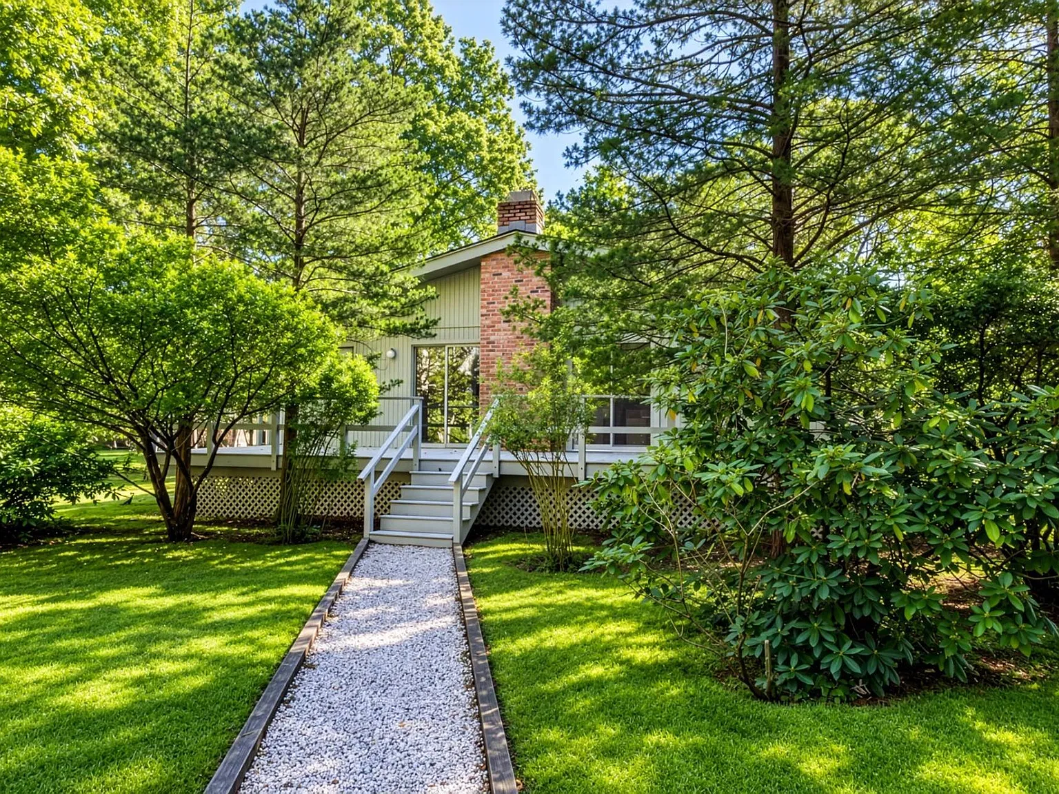 Year Round East Hampton Living Near the Bay — Photo 1