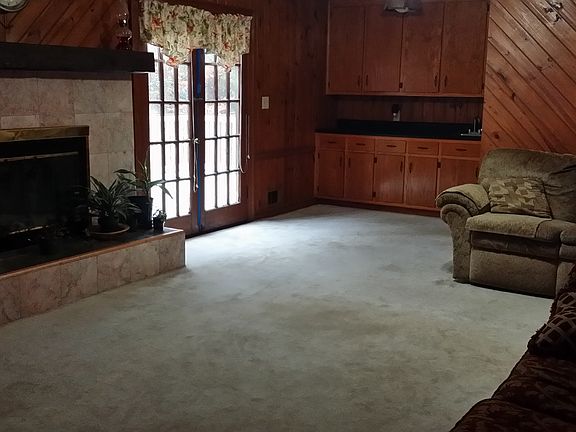 Family Room w/Wet Bar & FP
