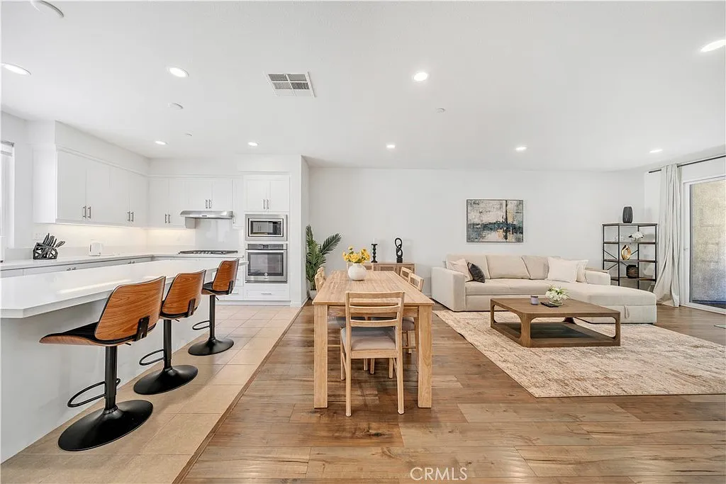 3 bed, 3.5 bath, 2260 sqft, $6,000 — Photo 3