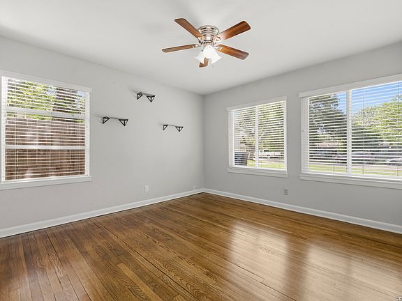 5th image of 323 BASSWOOD DR