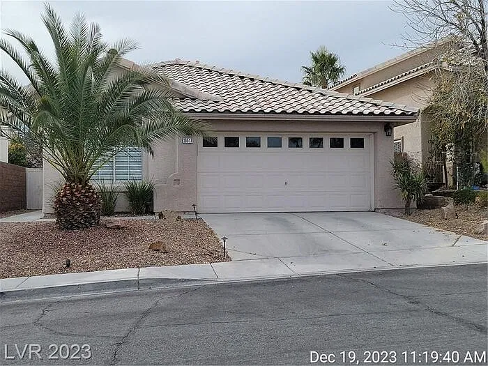 3 bed, 2.0 bath, 1315 sqft, $2,337 — Photo 2