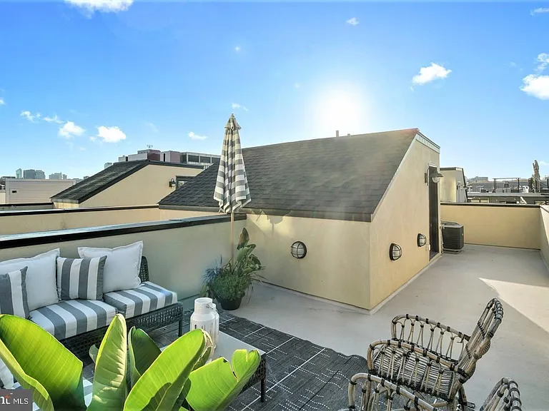 608 N American St — Photo 43
