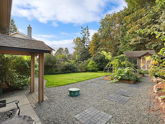 3rd image of 204 Spindrift Rd