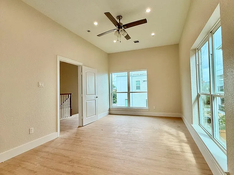 1323 Rosewood St — Photo 6