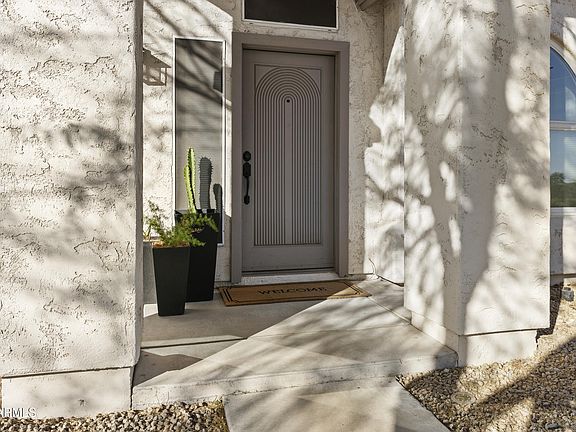 3rd image of 1124 E BLACKHAWK Drive