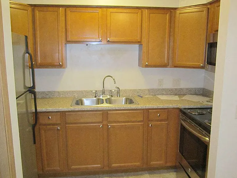 COLONIAL GARDENS APARTMENTS — Photo 5
