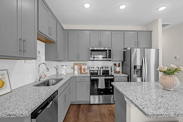 3 bed, 2.5 bath, 1137 sqft, $2,020 — Photo 4