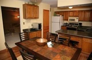 4th image of 921 Woodhollow Dr