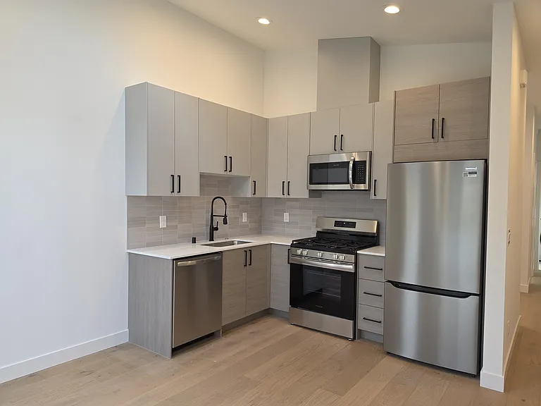 10007 Greenwood Ave N #F — Photo 4