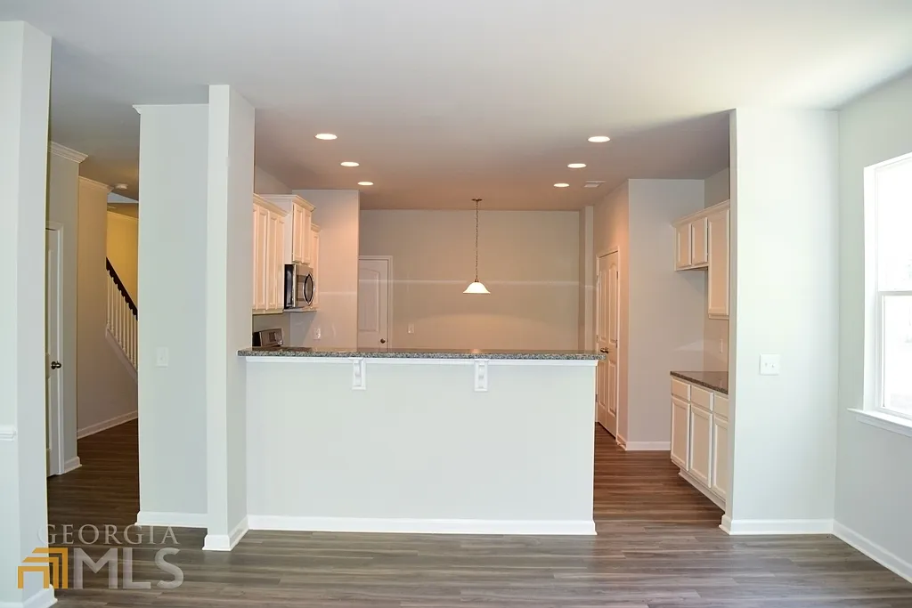 4 bed, 2.5 bath, 2210 sqft, $2,400 — Photo 4