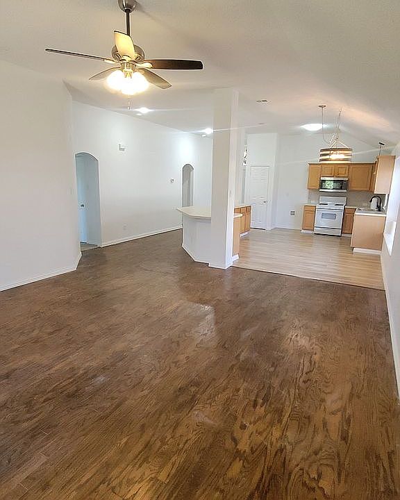 1st image of 604 Bridle Trl