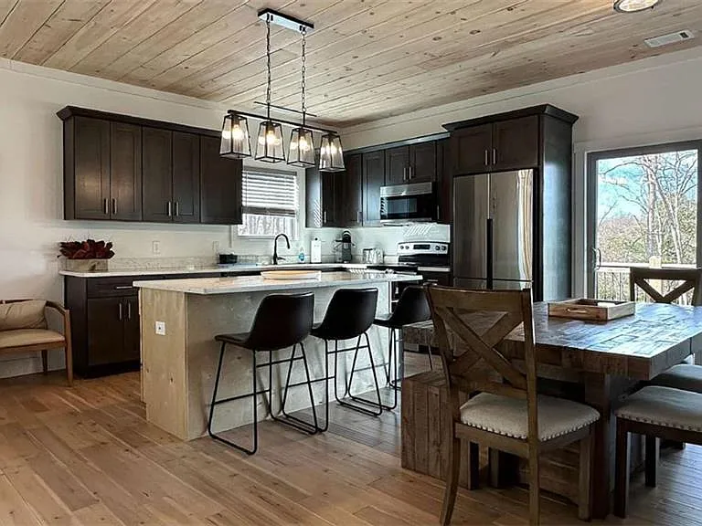 360 Prince Dr — Photo 6