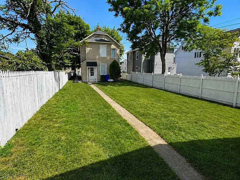 909 Corbett St — Photo 26