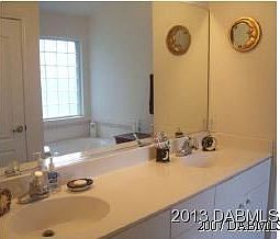 5th image of 20 Oak Village Dr