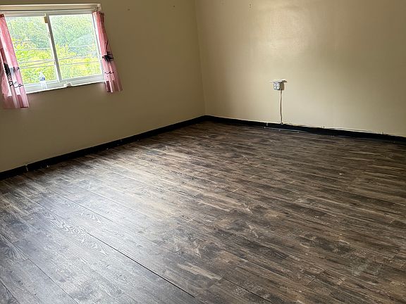 5th image of 805 Railroad St