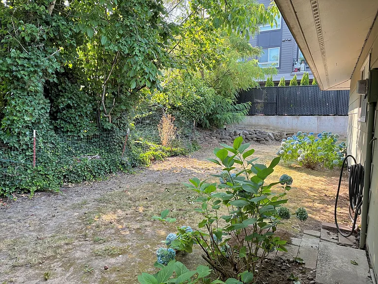 300 Lincoln St — Photo 37