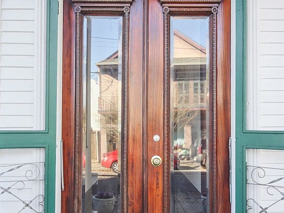 3rd image of 806 Louisa St