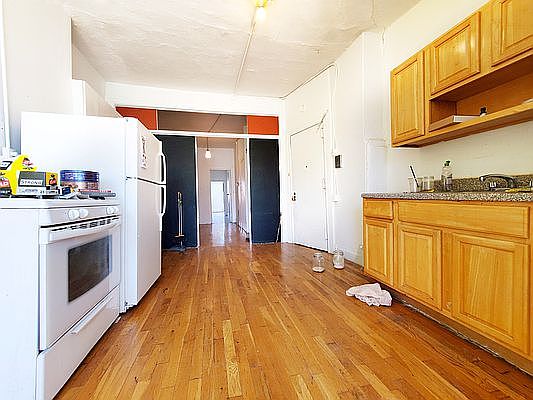 3rd image of 315 Jefferson St APT 4L
