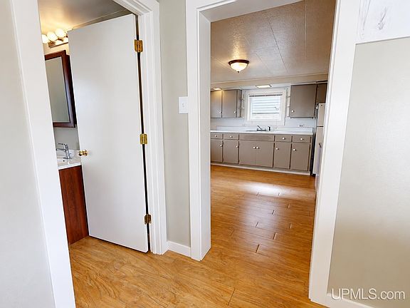 4th image of 51710 Maple St