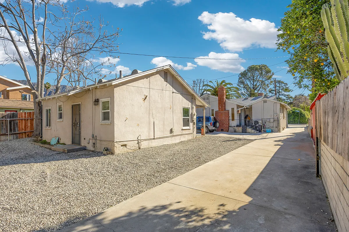 Building Photo - 2833 Casitas Ave
