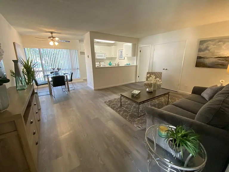 Lindley Apartments — Photo 8