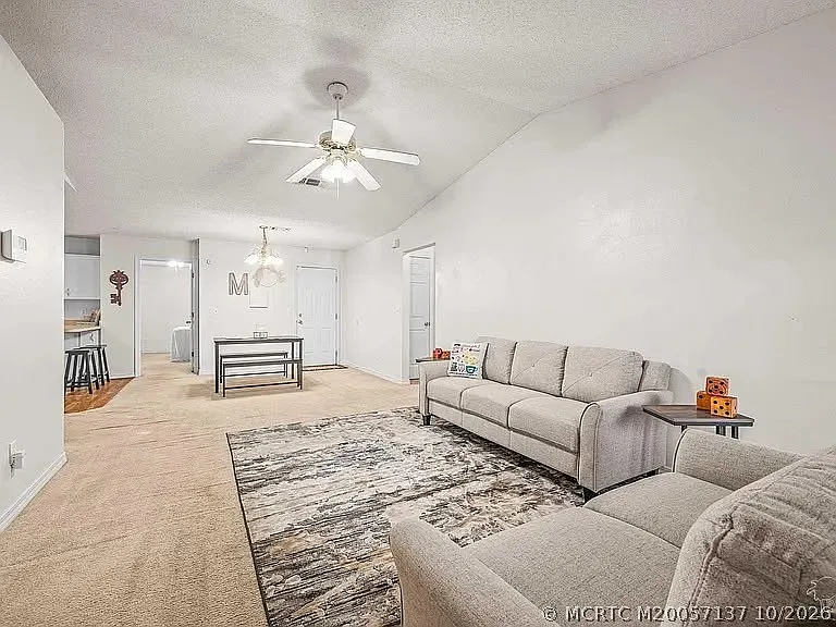 3 bed, 2.0 bath, 1233 sqft, $1,252 — Photo 2