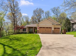 30 Hollows Ct, Le Claire, IA 52753