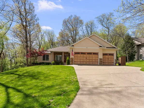 30 Hollows Ct, Le Claire, IA 52753